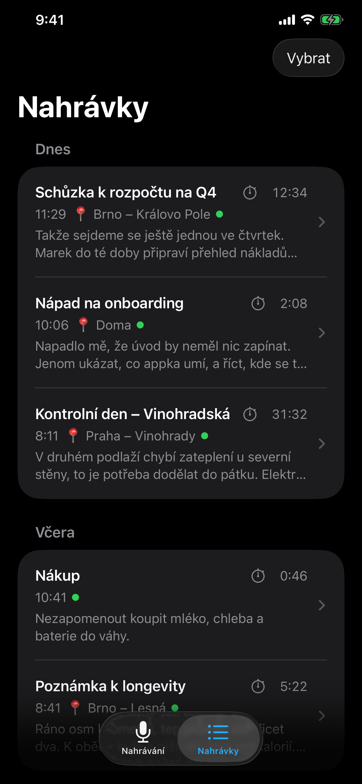 Seznam nahrávek seskupený podle dnů — název, čas, místo, délka a začátek přepisu